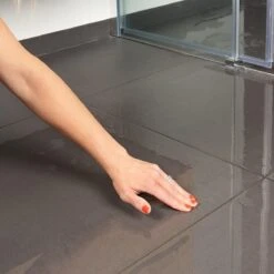 Secucare Anti Slip Spray 100ml - Antislip Voor Tegelvloeren -Dagelijkse Benodigdheden Verkoop 1200x1200 1079