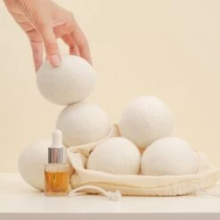 Apeiron Drogerballen - Droogballen - 6 XL Wasbollen - Droger - Duurzaam - Wasmachine - Wasverzachter - Energie Besparen - Zero Waste - Schapenvacht - Wol -Dagelijkse Benodigdheden Verkoop 1200x1200 446