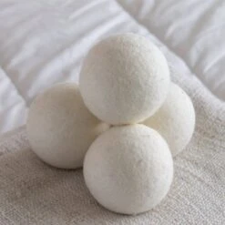 Apeiron Drogerballen - Droogballen - 6 XL Wasbollen - Droger - Duurzaam - Wasmachine - Wasverzachter - Energie Besparen - Zero Waste - Schapenvacht - Wol -Dagelijkse Benodigdheden Verkoop 1200x1200 447