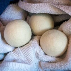 Apeiron Drogerballen - Droogballen - 6 XL Wasbollen - Droger - Duurzaam - Wasmachine - Wasverzachter - Energie Besparen - Zero Waste - Schapenvacht - Wol -Dagelijkse Benodigdheden Verkoop 1200x1200 449