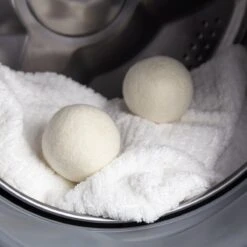 Apeiron Drogerballen - Droogballen - 6 XL Wasbollen - Droger - Duurzaam - Wasmachine - Wasverzachter - Energie Besparen - Zero Waste - Schapenvacht - Wol -Dagelijkse Benodigdheden Verkoop 1200x1200 450