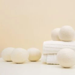 Apeiron Drogerballen - Droogballen - 6 XL Wasbollen - Droger - Duurzaam - Wasmachine - Wasverzachter - Energie Besparen - Zero Waste - Schapenvacht - Wol -Dagelijkse Benodigdheden Verkoop 1200x1200 454