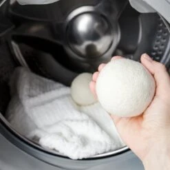 Apeiron Drogerballen - Droogballen - 6 XL Wasbollen - Droger - Duurzaam - Wasmachine - Wasverzachter - Energie Besparen - Zero Waste - Schapenvacht - Wol -Dagelijkse Benodigdheden Verkoop 1200x1200 455
