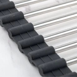 Highport Oprolbaar Vaat Droogrek - Scandinavisch Design - Opvouwbaar Hittebestendig Roestvrijstalen Keuken Afdruiprek - Vaatwasser Geschikt - Sterke 18-staafs Onderzetter - Foodgrade Materiaal 7 Highport Oprolbaar Vaat Droogrek - Scandinavisch Design - Opvouwbaar Hittebestendig Roestvrijstalen Keuken Afdruiprek - Vaatwasser Geschikt - Sterke 18-staafs Onderzetter - Foodgrade Materiaal -Dagelijkse Benodigdheden Verkoop 1200x1200 810