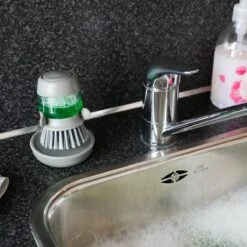 In Round Afwasborstel Met Zeepdispenser / Zeepreservoir – Inclusief Houder – Grijs – Afwas Borstel – Zeep Handborstel – Doseerpomp – Afwasmiddel Dispenser – Navulbaar -Dagelijkse Benodigdheden Verkoop 1200x1200 880