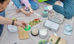 Homra Lunchbox STAQS Grey - Bento Box - 2 Laags Broodtrommel - 3 Compartimenten - Grijs - Lunch To Go - Duurzaam Kunststof - BPA Vrij - 3 Vaks Lunchtrommel Voor Volwassenen - Inclusief Bestek - Magnetron, Diepvries, Vaatwasser Bestendig - Vers Houden -Dagelijkse Benodigdheden Verkoop 1200x720 1