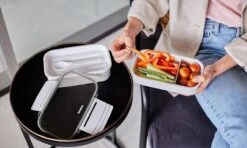 Homra Lunchbox STAQS Grey - Bento Box - 2 Laags Broodtrommel - 3 Compartimenten - Grijs - Lunch To Go - Duurzaam Kunststof - BPA Vrij - 3 Vaks Lunchtrommel Voor Volwassenen - Inclusief Bestek - Magnetron, Diepvries, Vaatwasser Bestendig - Vers Houden -Dagelijkse Benodigdheden Verkoop 1200x720 2