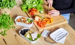 Homra Lunchbox STAQS Grey - Bento Box - 2 Laags Broodtrommel - 3 Compartimenten - Grijs - Lunch To Go - Duurzaam Kunststof - BPA Vrij - 3 Vaks Lunchtrommel Voor Volwassenen - Inclusief Bestek - Magnetron, Diepvries, Vaatwasser Bestendig - Vers Houden -Dagelijkse Benodigdheden Verkoop 1200x720 3