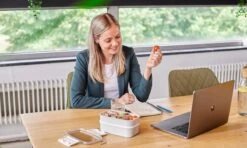 Homra Lunchbox STAQS Grey - Bento Box - 2 Laags Broodtrommel - 3 Compartimenten - Grijs - Lunch To Go - Duurzaam Kunststof - BPA Vrij - 3 Vaks Lunchtrommel Voor Volwassenen - Inclusief Bestek - Magnetron, Diepvries, Vaatwasser Bestendig - Vers Houden -Dagelijkse Benodigdheden Verkoop 1200x720 4