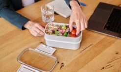 Homra Lunchbox STAQS Grey - Bento Box - 2 Laags Broodtrommel - 3 Compartimenten - Grijs - Lunch To Go - Duurzaam Kunststof - BPA Vrij - 3 Vaks Lunchtrommel Voor Volwassenen - Inclusief Bestek - Magnetron, Diepvries, Vaatwasser Bestendig - Vers Houden -Dagelijkse Benodigdheden Verkoop 1200x720 5