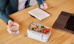 Homra Lunchbox STAQS Grey - Bento Box - 2 Laags Broodtrommel - 3 Compartimenten - Grijs - Lunch To Go - Duurzaam Kunststof - BPA Vrij - 3 Vaks Lunchtrommel Voor Volwassenen - Inclusief Bestek - Magnetron, Diepvries, Vaatwasser Bestendig - Vers Houden -Dagelijkse Benodigdheden Verkoop 1200x720 6
