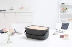 Brabantia Nic Broodtrommel - Met Bamboe Deksel - Dark Grey 23 Brabantia Nic Broodtrommel - Met Bamboe Deksel - Dark Grey -Dagelijkse Benodigdheden Verkoop 1200x799 22