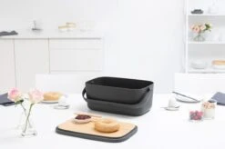 Brabantia Nic Broodtrommel - Met Bamboe Deksel - Dark Grey 27 Brabantia Nic Broodtrommel - Met Bamboe Deksel - Dark Grey -Dagelijkse Benodigdheden Verkoop 1200x799 25