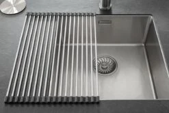 Highport Oprolbaar Vaat Droogrek - Scandinavisch Design - Opvouwbaar Hittebestendig Roestvrijstalen Keuken Afdruiprek - Vaatwasser Geschikt - Sterke 18-staafs Onderzetter - Foodgrade Materiaal 6 Highport Oprolbaar Vaat Droogrek - Scandinavisch Design - Opvouwbaar Hittebestendig Roestvrijstalen Keuken Afdruiprek - Vaatwasser Geschikt - Sterke 18-staafs Onderzetter - Foodgrade Materiaal -Dagelijkse Benodigdheden Verkoop 1200x800 9