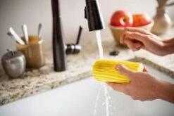 Scrub Daddy Damp Duster - Wonder Stoffer - Licht Blauw 6 Scrub Daddy Damp Duster - Wonder Stoffer - Licht Blauw -Dagelijkse Benodigdheden Verkoop 1200x802 2