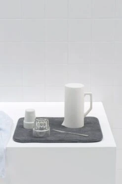 Brabantia SinkSide Afdruipmat Microvezel - 47 X 40 Cm - Dark Grey 8 Brabantia SinkSide Afdruipmat Microvezel - 47 X 40 Cm - Dark Grey -Dagelijkse Benodigdheden Verkoop 799x1200