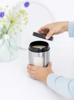 Brabantia Voorraadbus - 1,4 L - Matt Steel Fingerprint Proof / Matt Black Deksel - Met Venster -Dagelijkse Benodigdheden Verkoop 895x1200 3